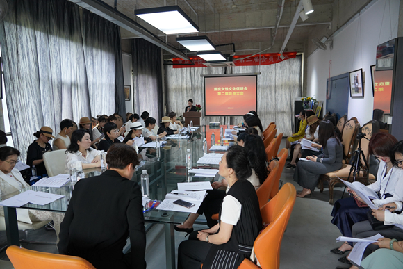 重庆女性文化促进会第二届会员大会举行 著名服装设计师梁明玉连任会长